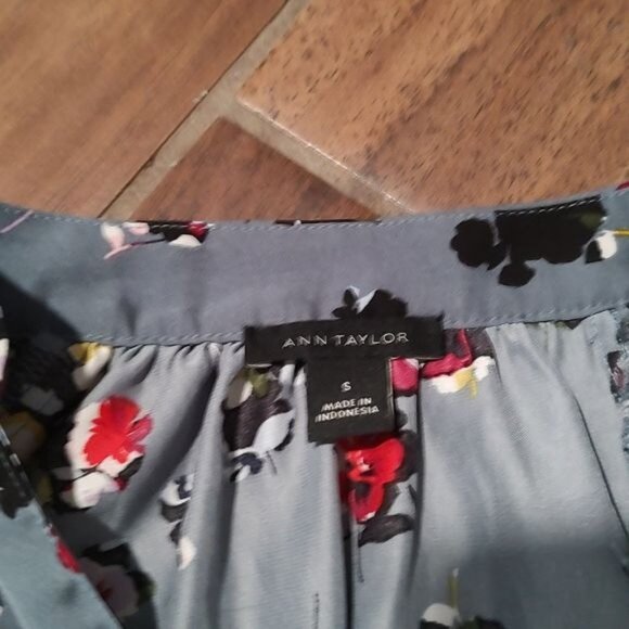 Ann Taylor S grey floral vneck blouse - Picture 2 of 3